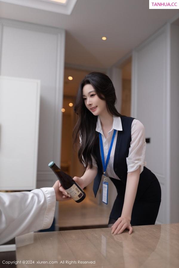逗逗DouDou  [XiuRen]高清写真图 2024.07.04 No.8808 小逗逗 黑丝美腿第2张图片